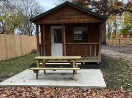 Sister Lakes Glamping Cabin at Wonder Woods #2，位于Dowagiac的酒店