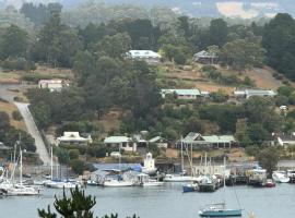 Elegant and scenic floating boat house，位于Kettering的酒店