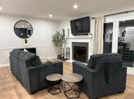 Newly Renovated Villa with King Bed and Amenities, 1 mile to Mohegan Sun，位于诺维奇的酒店