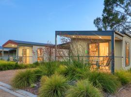Yarrawonga Riverlands Tourist Park，位于亚勒旺加的带停车场的酒店