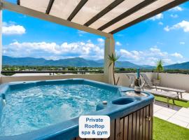 Cairns Penthouse - Private Rooftop Outdoor Gym, Spa & TV Area with Sunset & Mountain Views，位于凯恩斯的酒店