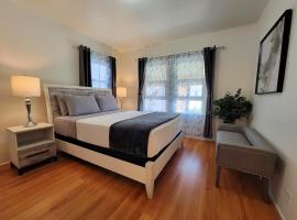 Perfectly located Pico Robertson 3 bedroom apartment Walk to restaurants WIFI TV Game Console Parking 5 minutes to Rodeo Drive，位于洛杉矶的酒店