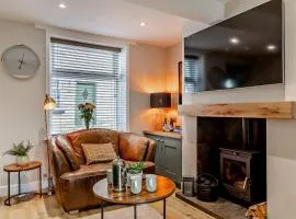 Charming Cosy Cottage in Bollington Village