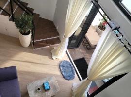 French home with stunning Taal view near Tagaytay，位于Talisay的酒店