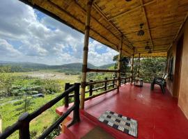 Angels Nest Home stay 2 Acra private plantation Mountain area balconey SunRice view Nearby Ngarhole wild life , Tholpetty wild life , Pakshipathalam Bird santuary , Kuruva island # Thirunelly & Thrissilery Temple Near by Secure Stay Wayanad Kerala，位于Chekadi的酒店