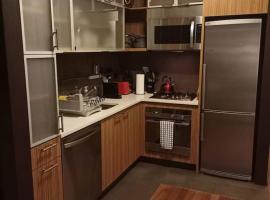 Gorgeous space near Hells Kitchen and Midtown West，位于康科德的酒店