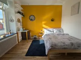 R1 - Bright Quiet Double - City & Beach Access, WIFI, Free Parking - Self Catering