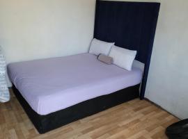 small cheap room，位于Kroondal的酒店