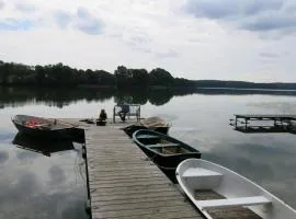 "Blaues Haus am See mit Boot"
