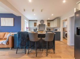 Large Wonderful Worthing House with Office & Parking，位于Patching的酒店