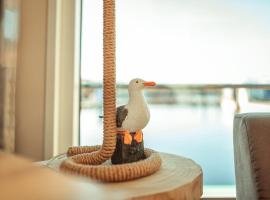 Hausboot Möwenschiss，位于Klitten的酒店