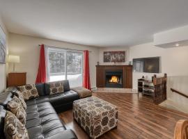 La B&ecirc;te Tremblant Classic Charming Chalet，位于蒙特朗布朗的自助式住宿