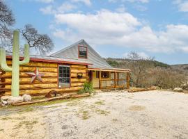 Fire Pit, Views Peaceful Texas Hill Country Cabin，位于Tarpley的酒店