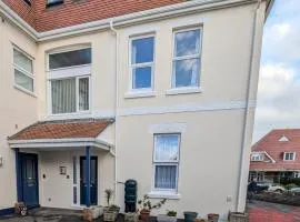 SWANAGE WELL PRESENTED 2 BEDROOM APARTMENT CLOSE to BEACH