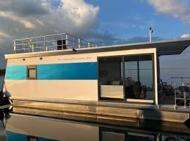 Hausboot Fru Püttelkow，位于马林费尔德的船屋