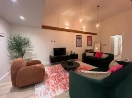 Moonlight Lodge - 4 bedroom Barn with Hot Tub!