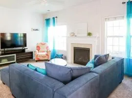 Charlotte Sanctuary Comfortable and Convenient, Fenced, Sleeps 11