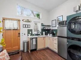 The Acorn - Tiny House in HISTORIC OAKWOOD