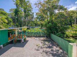 Cabina Guatusa, 3Min from the Beach! Playa Chiquita，位于蓬塔乌巴的酒店