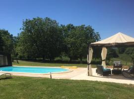 Gîte de Chavagnac，位于Saint-Cyr-les-Champagnes的酒店