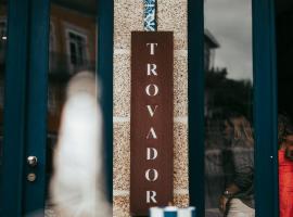 Trovador Guest House，位于吉马良斯的酒店