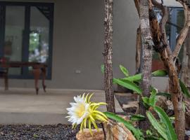 The Honey House Self-Catering and Camping，位于卢萨卡的酒店