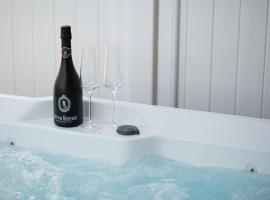 Wellness-Doppelhaushälfte "Sand" eingezäunt 130m，位于费马恩的酒店