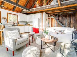 Serene Lakes Cabin with Deck Dog Friendly!，位于Soda Springs的酒店