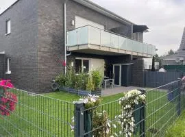 Ruhig gelegene EG-Neubauwohnung mit Garten, Terrasse, Insektenschutz, Einbauküche für max 7 Personen