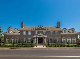 Waterfront Mansion with River & Mountain View, 40 Minutes from Montreal