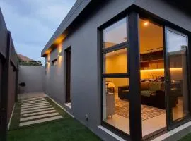 King size bed-NO loadshedding-Free Wi-Fi