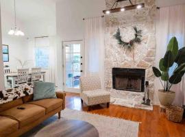 Ranch Glam Townhome with Indoor Fireplace，位于埃尔帕索的酒店