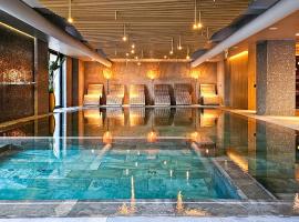 Hotel Bucura，位于克利默内什蒂的带泳池的酒店