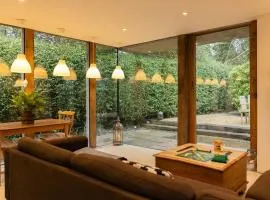 The Hideaway - A cosy retreat by the lakes