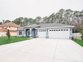 Spectacular NEW Home With Lots of parking Exit 284，位于棕榈海岸的酒店