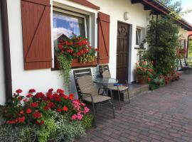 Domek przy lesie Mazury - noclegi całoroczne，位于利兹巴克的酒店