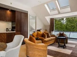 Ben Lomond 2 -Top-floor lakeshore apartment