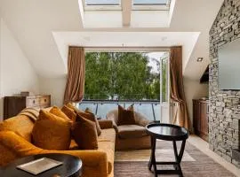 Ben Lomond 3 -Top-floor lakeshore apartment