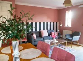 4x Bed Elegant Home with Parking