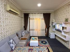 Elegant apartment with garden，位于Sheikh Zayed的公寓