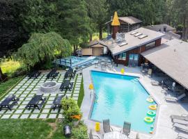 Cozy 7BR Farmhouse with Pool, Hot Tub, Sauna and More，位于兰利的酒店
