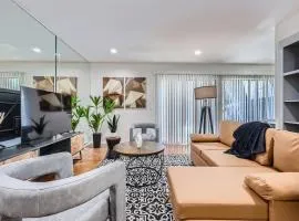Your Walkable King Bed Getaway - Sleeps 4 - Pool Pkg