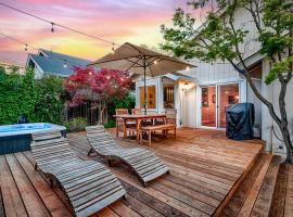 Spacious Oasis Hot Tub Backyard Garden 3BR/2BA，位于索诺玛的酒店
