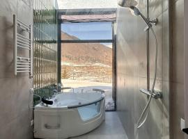 Villa Cielo Mestia，位于梅斯蒂亚的带按摩浴缸的酒店