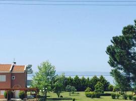 LUXURIOUS SEASIDE Villa SITHONIA HALKIDIKI，位于新马尔马拉斯的酒店