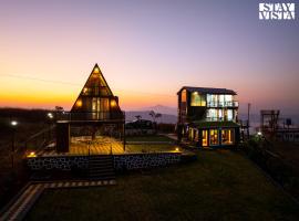StayVista at The Cloudscape with WiFi, Lawn, AC，位于浦那的酒店