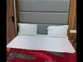 Hotel Regal railway road near state Bank of India Saharanpur，位于萨哈兰普尔的酒店