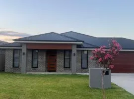 Entire 4 bedroom home on Connolly in Bathurst