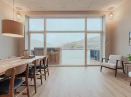 By The Sea - Boathouse with Hot Tub & Parking