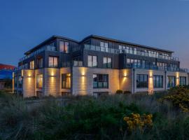 Hotel STRAND am K&ouml;nigshafen，位于里斯特的带泳池的酒店